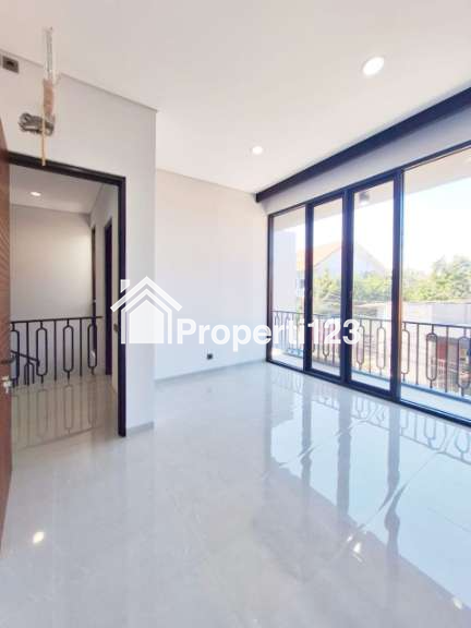 Rumah Baru Modern di Manyar Tirtoyoso Surabaya - 18