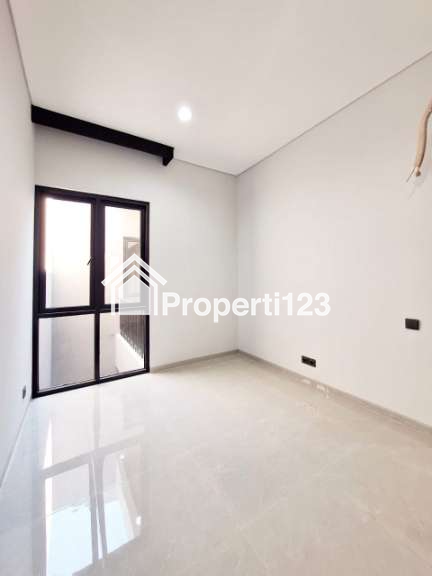 Rumah Baru Modern di Manyar Tirtoyoso Surabaya - 19