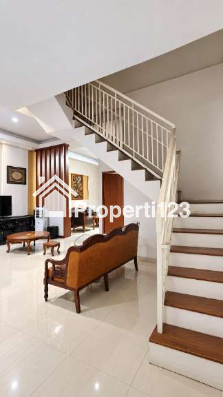 Rumah Semi Furnished 2 Lantai di Perumahan Rungkut Asri Surabaya - 3