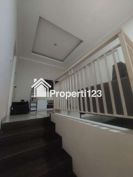 RUMAH MODERN FURNISHED 2 Lantai Di Villa Kalijudan Indah Mulyorejo Surabaya - 13