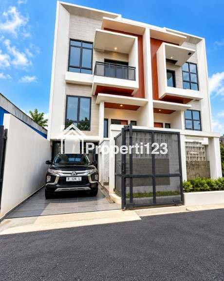 Dijual Rumah Baru 3 Lantai Strategis di Duren Sawit Jakarta Timur - 1