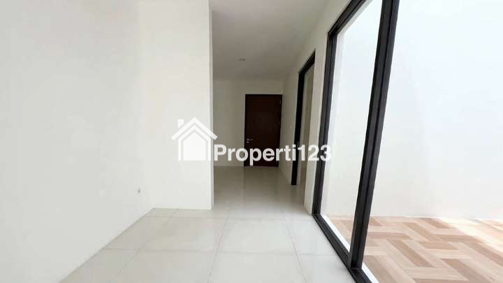 Rumah Baru Gaya Modern Tropis Minimalis Lantai Full Granit 3 Kamar Tidur 3 Kamar Mandi Carport Lingkungan Tenang Nyaman Aman di Arcamanik Bandung - 4