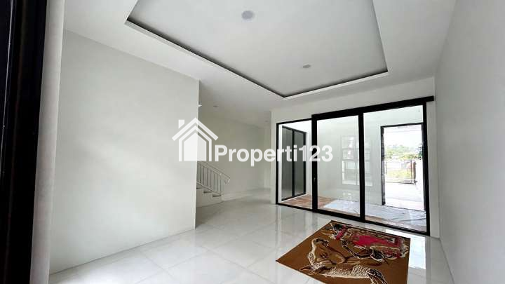 Rumah Baru Gaya Modern Tropis Minimalis Lantai Full Granit 3 Kamar Tidur 3 Kamar Mandi Carport Lingkungan Tenang Nyaman Aman di Arcamanik Bandung - 2