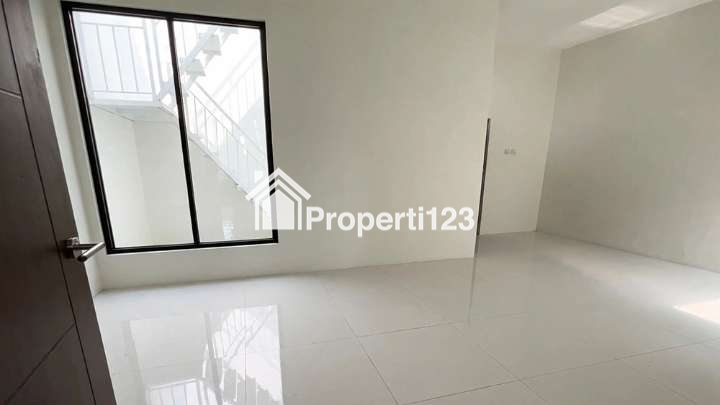 Rumah Baru Gaya Modern Tropis Minimalis Lantai Full Granit 3 Kamar Tidur 3 Kamar Mandi Carport Lingkungan Tenang Nyaman Aman di Arcamanik Bandung - 7