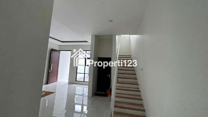 Rumah Baru Gaya Modern Tropis Minimalis Lantai Full Granit 3 Kamar Tidur 3 Kamar Mandi Carport Lingkungan Tenang Nyaman Aman di Arcamanik Bandung - 9