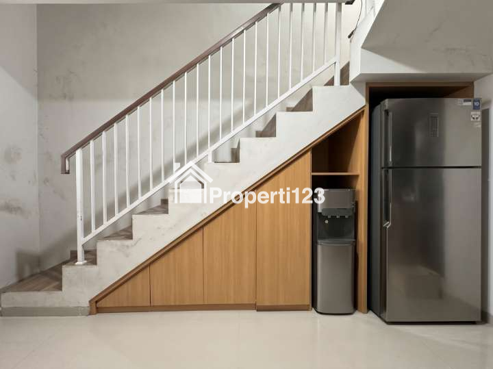 Rumah 2 Lantai Akasia Eight Ciputat, Dapur Premium Electrolux & Franke - 4