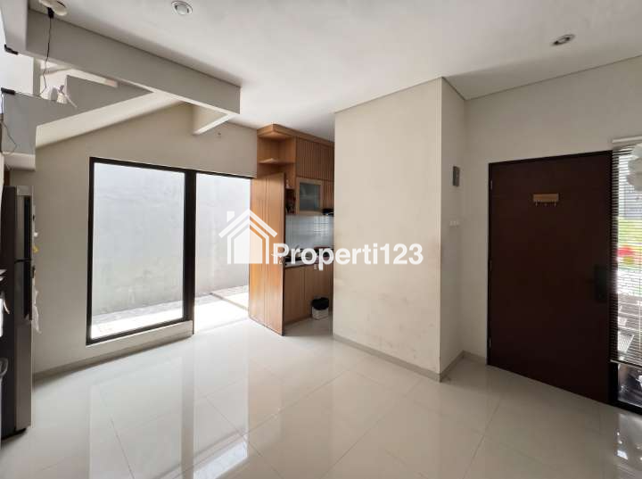 Rumah 2 Lantai Akasia Eight Ciputat, Dapur Premium Electrolux & Franke - 3