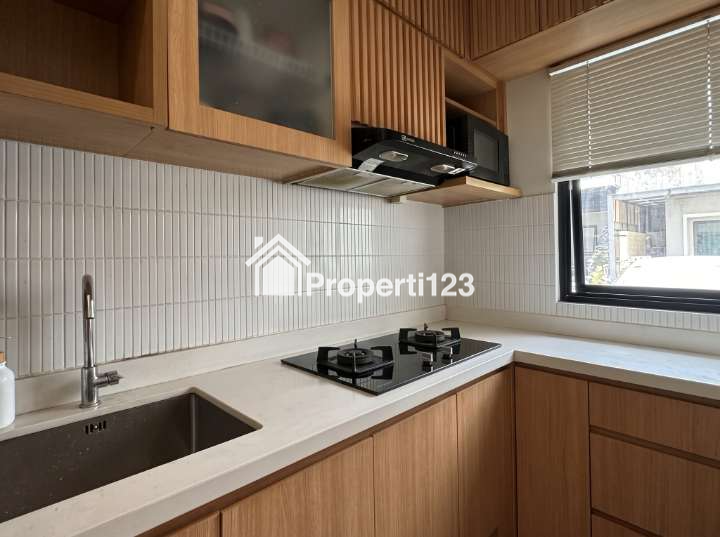 Rumah 2 Lantai Akasia Eight Ciputat, Dapur Premium Electrolux & Franke - 2