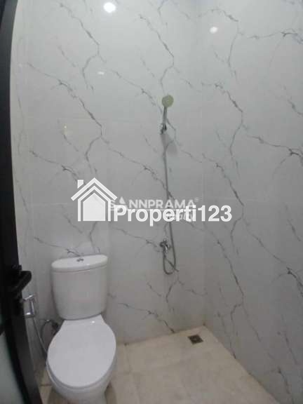 Rumah mewah 2 lantai siap huni with pool murah di beji depok - 5