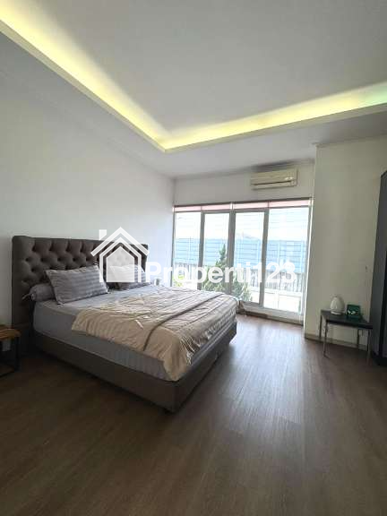 Rumah Modern Industrial Semi Furnished Interior Pemium 5 Kamar Tidur 4 Kamar Mandi Garasi Carport Dekat Sport & Recreation Center di Perumahan Singgasana Pradana Bandung - 4