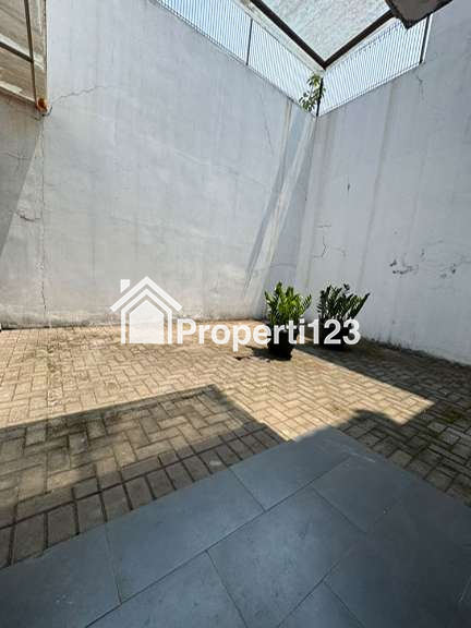 Rumah Modern Industrial Semi Furnished Interior Pemium 5 Kamar Tidur 4 Kamar Mandi Garasi Carport Dekat Sport & Recreation Center di Perumahan Singgasana Pradana Bandung - 10