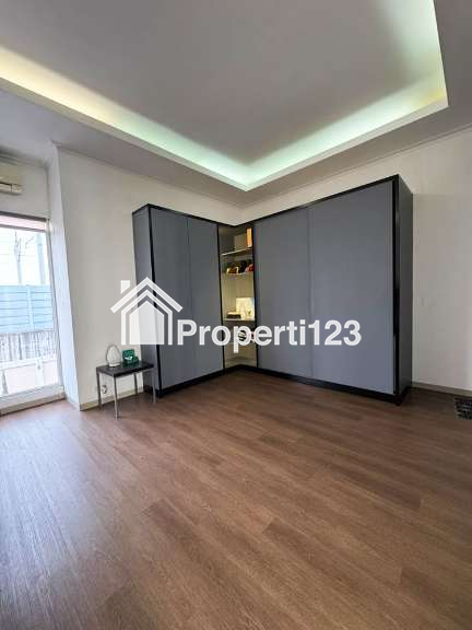 Rumah Modern Industrial Semi Furnished Interior Pemium 5 Kamar Tidur 4 Kamar Mandi Garasi Carport Dekat Sport & Recreation Center di Perumahan Singgasana Pradana Bandung - 7