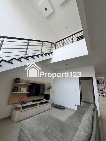 Rumah Modern Industrial Semi Furnished Interior Pemium 5 Kamar Tidur 4 Kamar Mandi Garasi Carport Dekat Sport & Recreation Center di Perumahan Singgasana Pradana Bandung - 8