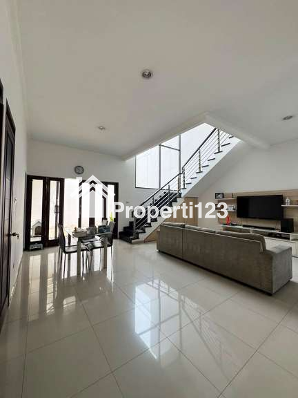 Rumah Modern Industrial Semi Furnished Interior Pemium 5 Kamar Tidur 4 Kamar Mandi Garasi Carport Dekat Sport & Recreation Center di Perumahan Singgasana Pradana Bandung - 2
