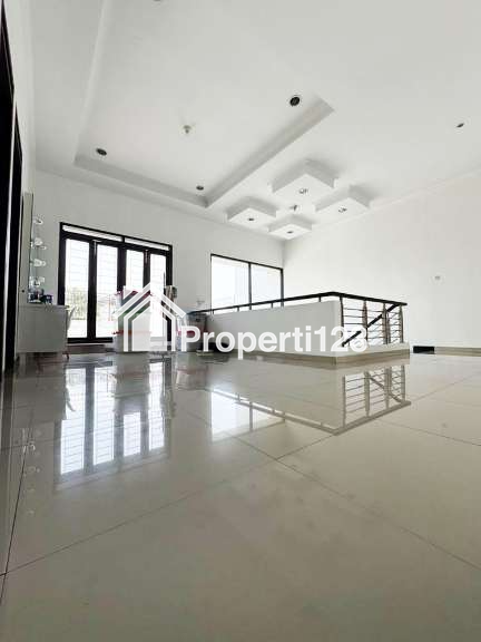 Rumah Modern Industrial Semi Furnished Interior Pemium 5 Kamar Tidur 4 Kamar Mandi Garasi Carport Dekat Sport & Recreation Center di Perumahan Singgasana Pradana Bandung - 9