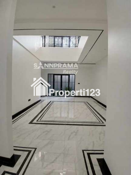 Rumah 3 lantai Mediteranian Classic di Ciganjur Jakarta Selatan - 3