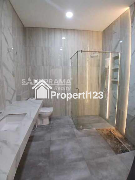 Rumah 3 lantai Mediteranian Classic di Ciganjur Jakarta Selatan - 5