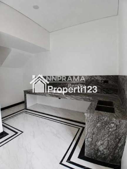 Rumah 3 lantai Mediteranian Classic di Ciganjur Jakarta Selatan - 4