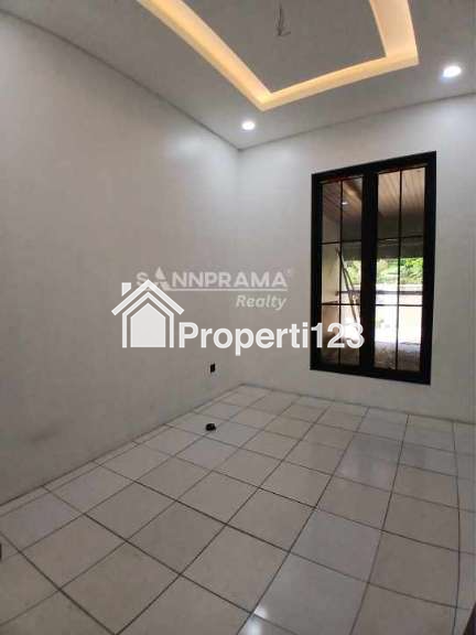 Rumah 3 lantai Mediteranian Classic di Ciganjur Jakarta Selatan - 9