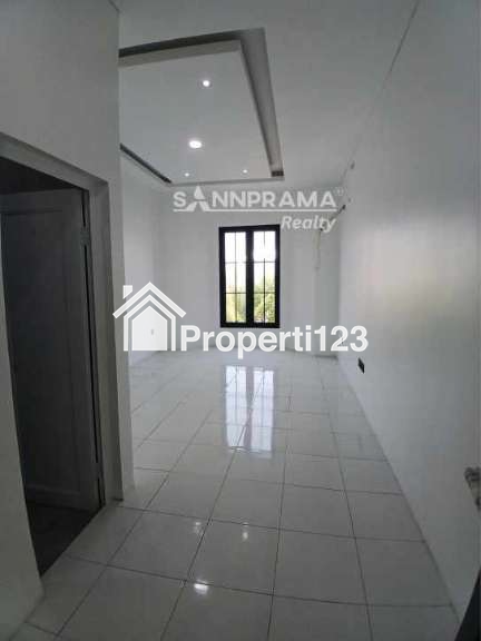 Rumah 3 lantai Mediteranian Classic di Ciganjur Jakarta Selatan - 7