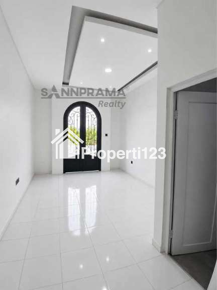 Rumah 3 lantai Mediteranian Classic di Ciganjur Jakarta Selatan - 8