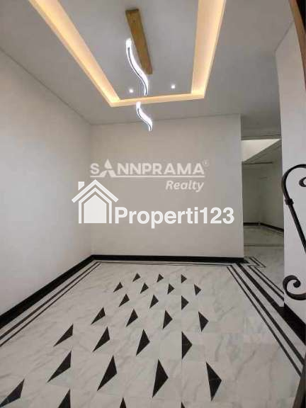 Rumah 3 lantai Mediteranian Classic di Ciganjur Jakarta Selatan - 2