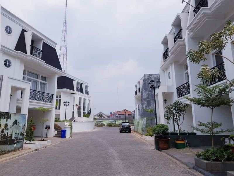 Dijual Townhouse mewah lengkap Fasilitas di Meruya, Jakarta Barat - 2