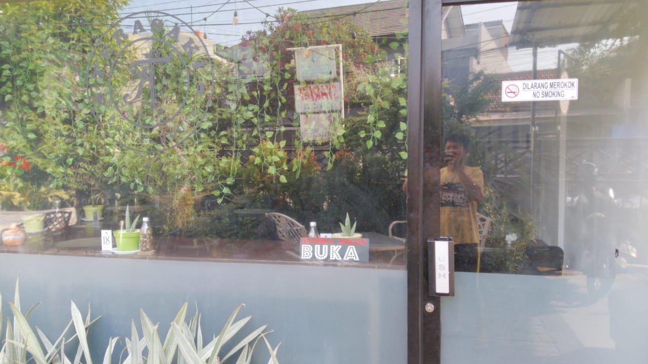 Rumah komersil Cocok untuk usaha Cafe & Resto siap pakai di Tomang, Jakarta Barat - 5