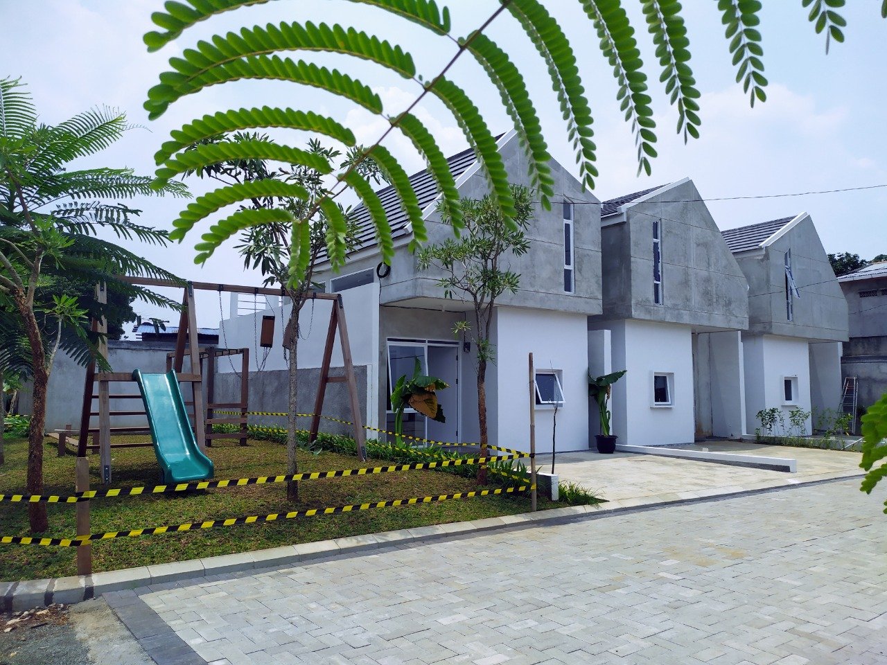 Dijual Rumah Modern Minimalis Ada Mezzanin Dengan Fasilitas Play Ground & Lapangan Basket di Sukatani - 1