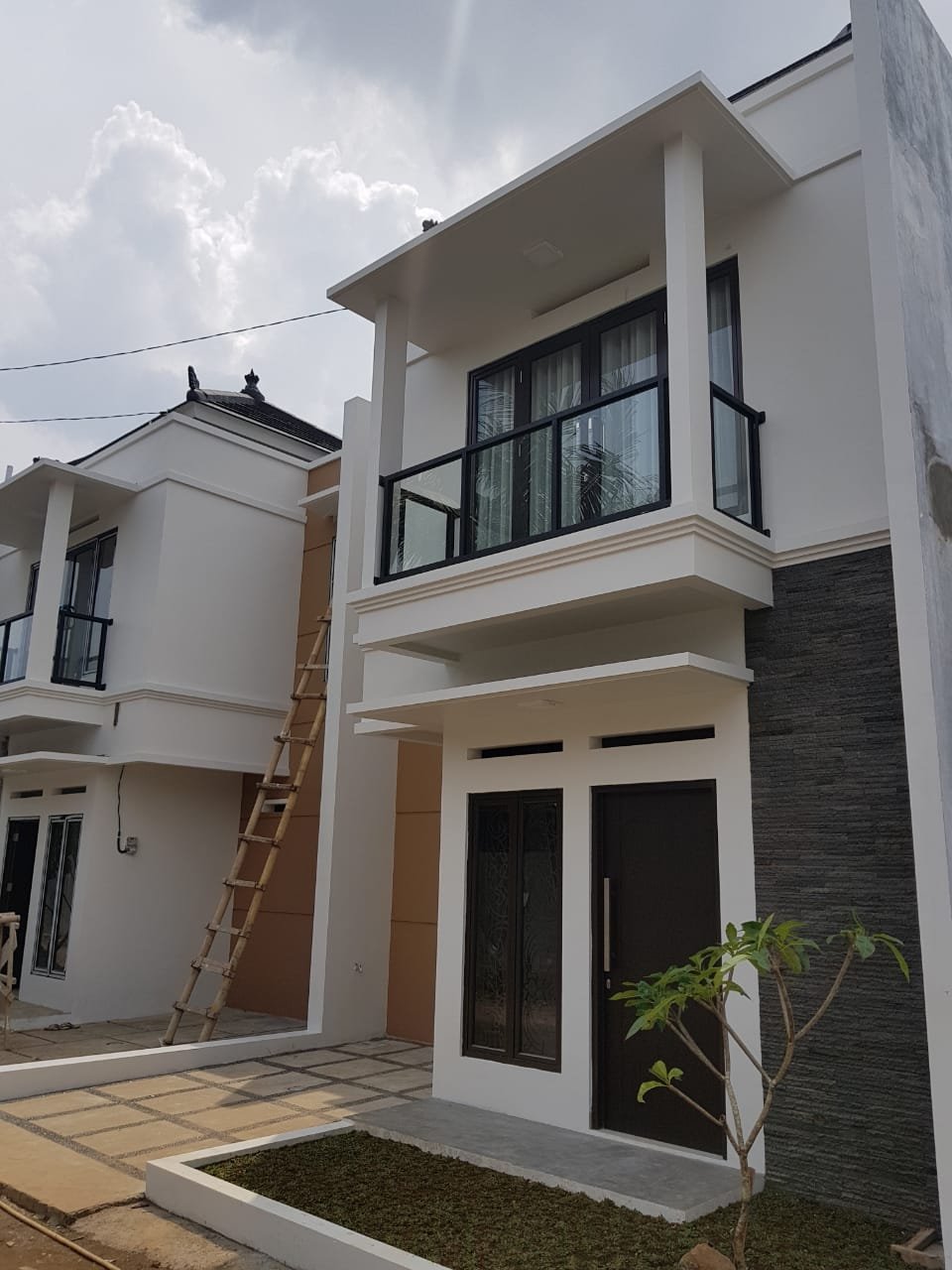 Ready Rumah 2 Lantai Disain Bali Modern di Sawangan Depok Jawa Barat - 8