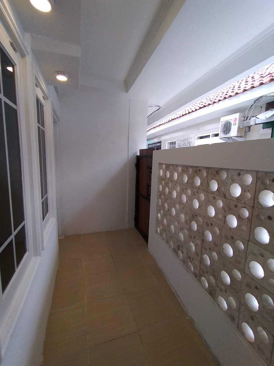 Dijual Rumah Baru Desain Klasik Minimalis di Utan Kayu Matraman - 3