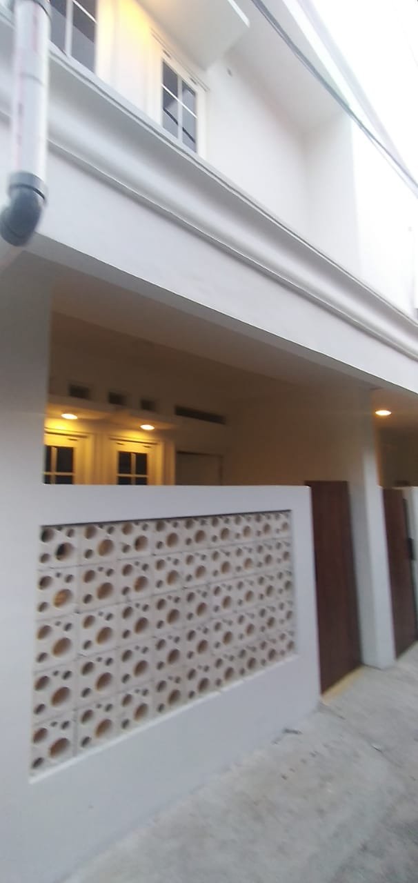 Dijual Rumah Baru Desain Klasik Minimalis di Utan Kayu Matraman - 2