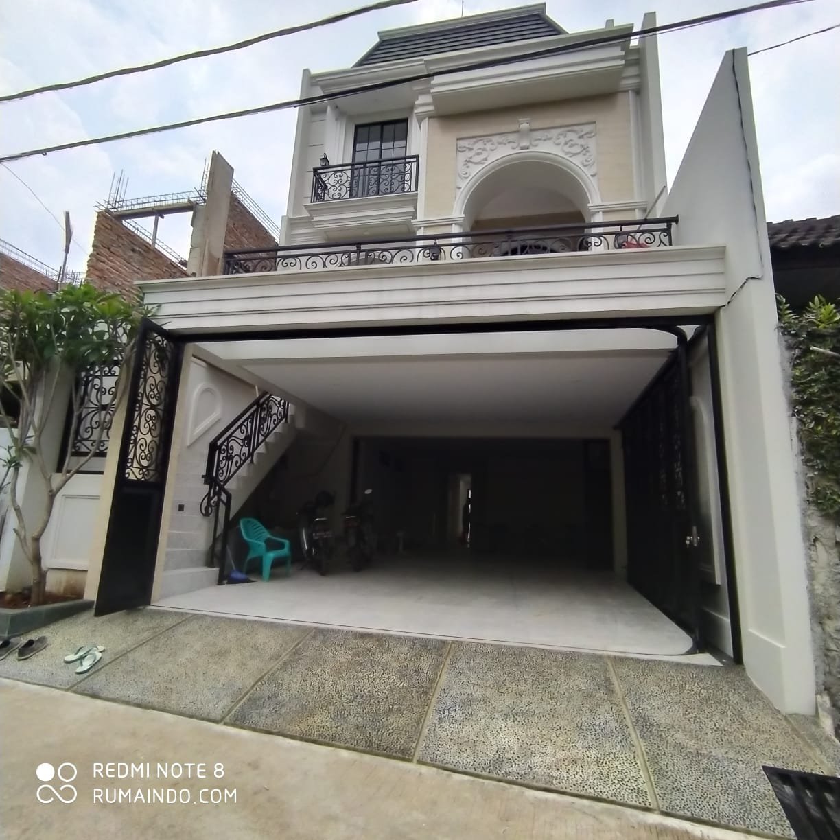 Dijual Rumah Mewah Design American Classic Ada Kolam Renang di Jagakarsa Jakarta Selatan - 3