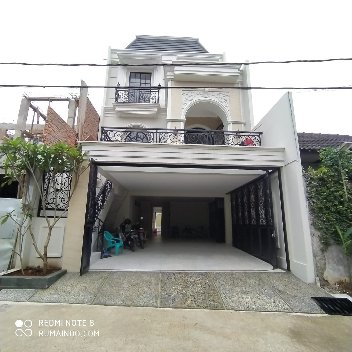 Dijual Rumah Mewah Design American Classic Ada Kolam Renang di Jagakarsa Jakarta Selatan - 1