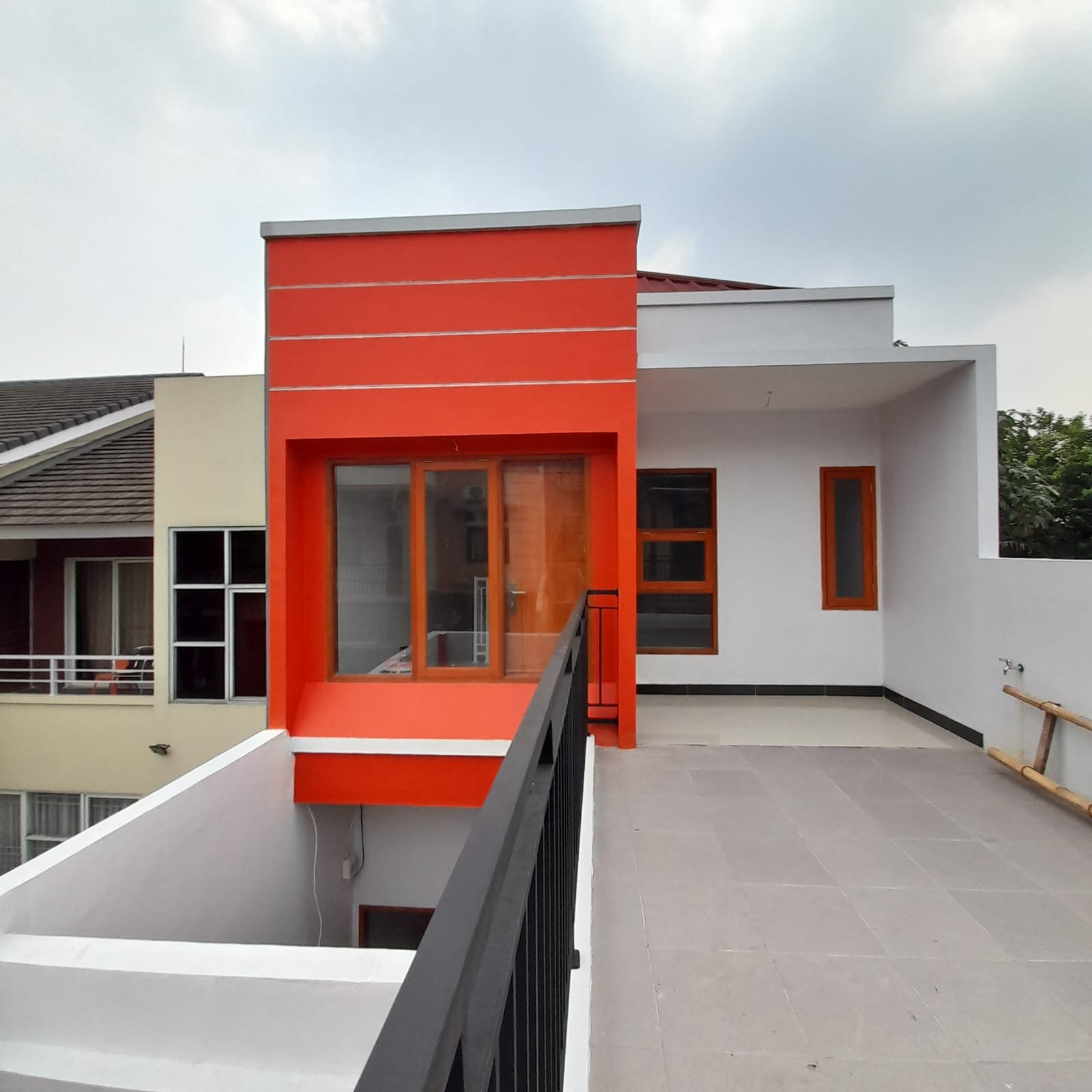 Dijual Rumah Termurah Ada Kolam Renang di Jagakarsa Jakarta Selatan - 4