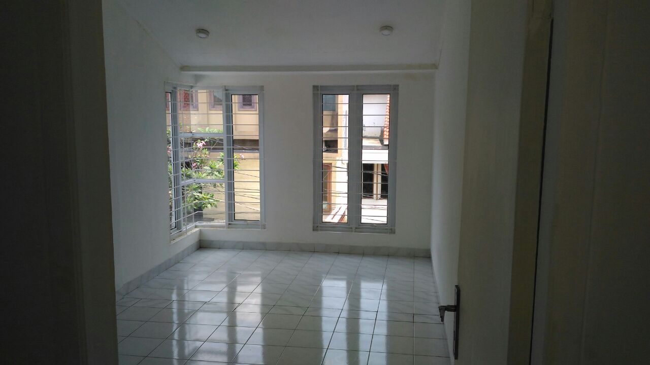 Rumah murah Bonus Tanah 200 m2 di Pondok Indah, siap huni hanya 7,9 M (nego) - 3