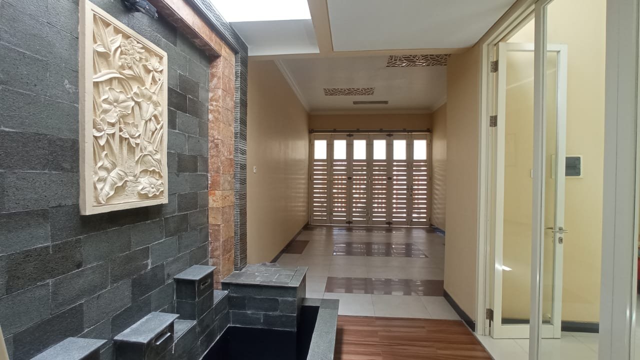 DiJual Rumah + Kantor/Butik Mewah Baru, siap huni di Surabaya Rp. 5,9 M, Disewakan Rp. 130 jt/thn - 15