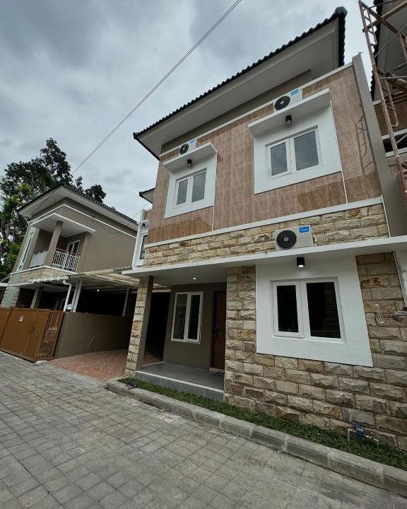 RUMAH 2 LANTAI FULL FURNISHED, HANYA 4 MENIT KE BLUE LAGOAN JOGJA - 9