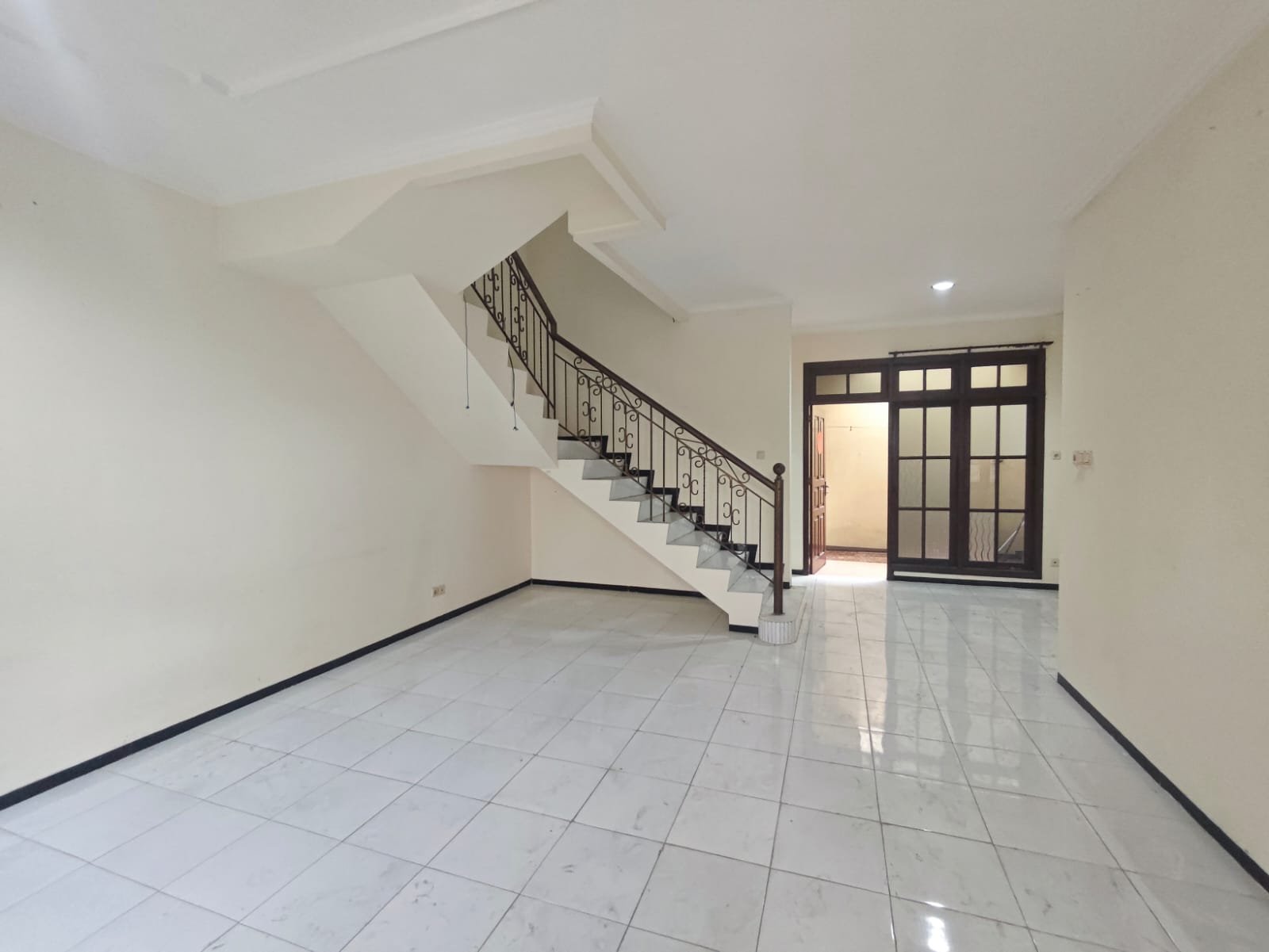 Dijual Rumah 2 Lantai Siap Huni Di Perumahan Dharmahusada Mas Mulyorejo Surabaya - 3