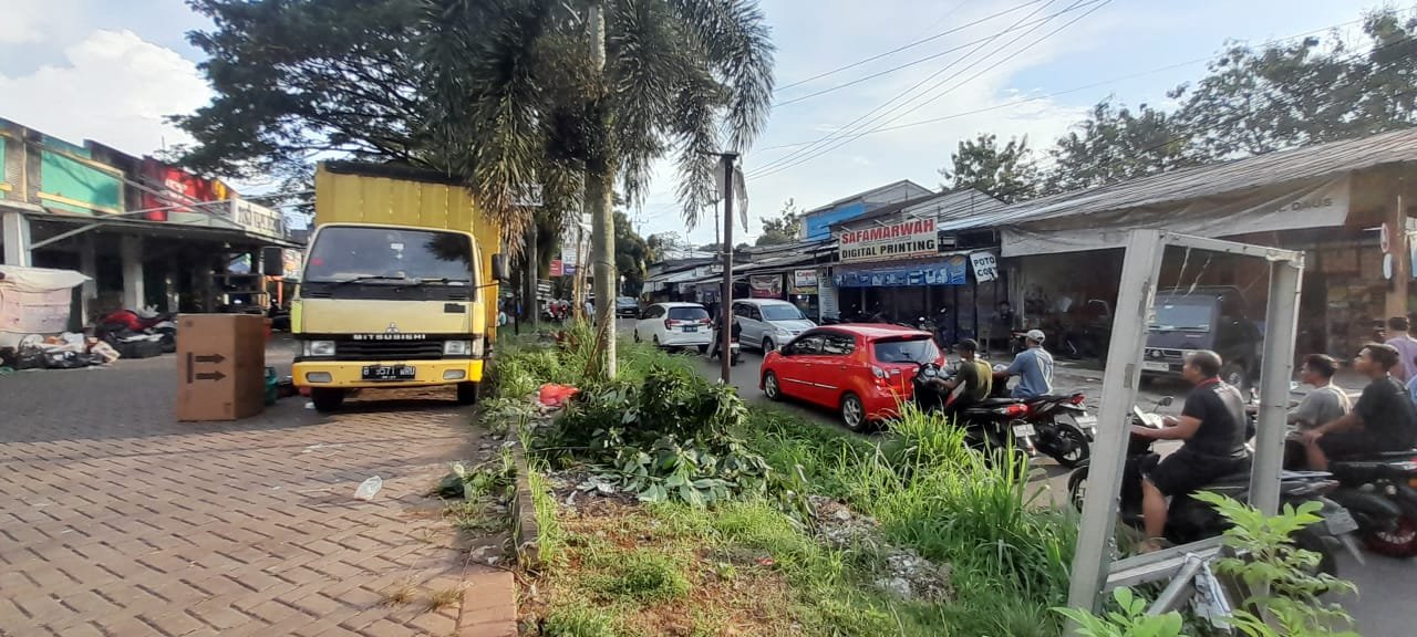 Ruko Pengasinan Sawangan disewakan -parkiran luas kompleks pertokoan - 7
