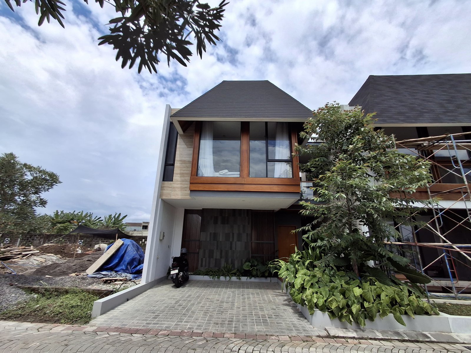 Rumah Megah Dalam Perumahan elit Belakang Transhome Type 130/126m2 Harga 2.385 Miliar Siap KPR - 8