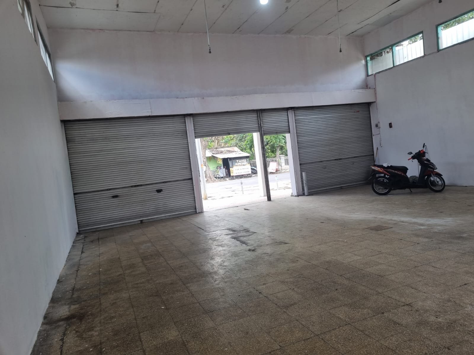 Disewakan Ruko Luas + Kamar Mandi Cocok Untuk Usaha - 11