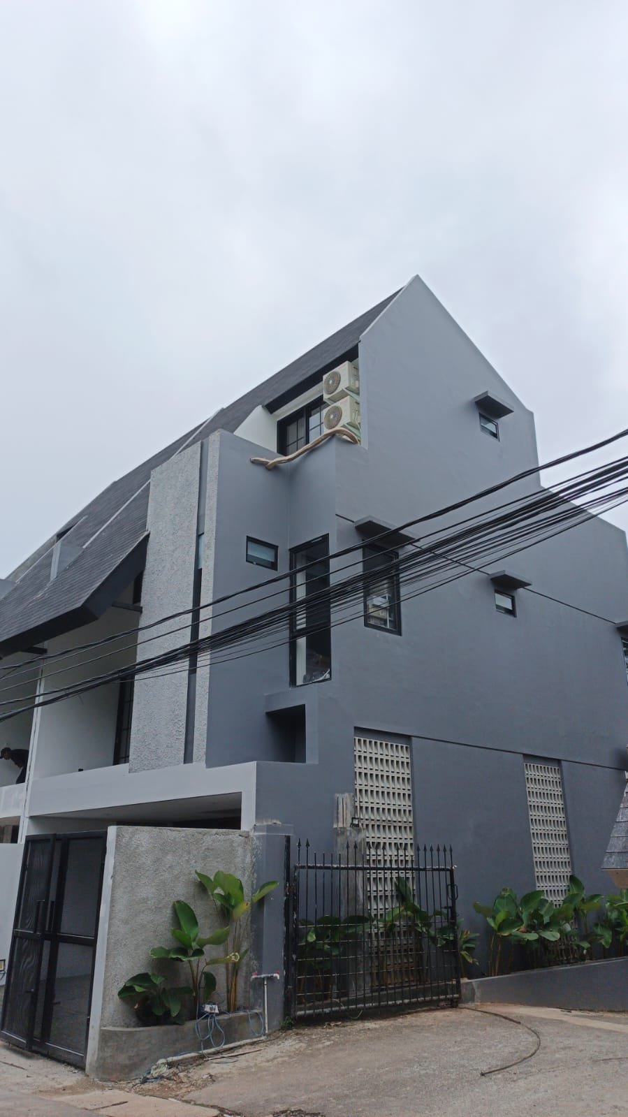 Rumah modern minimalis strategis di Cirendeu Tang Sel - 4
