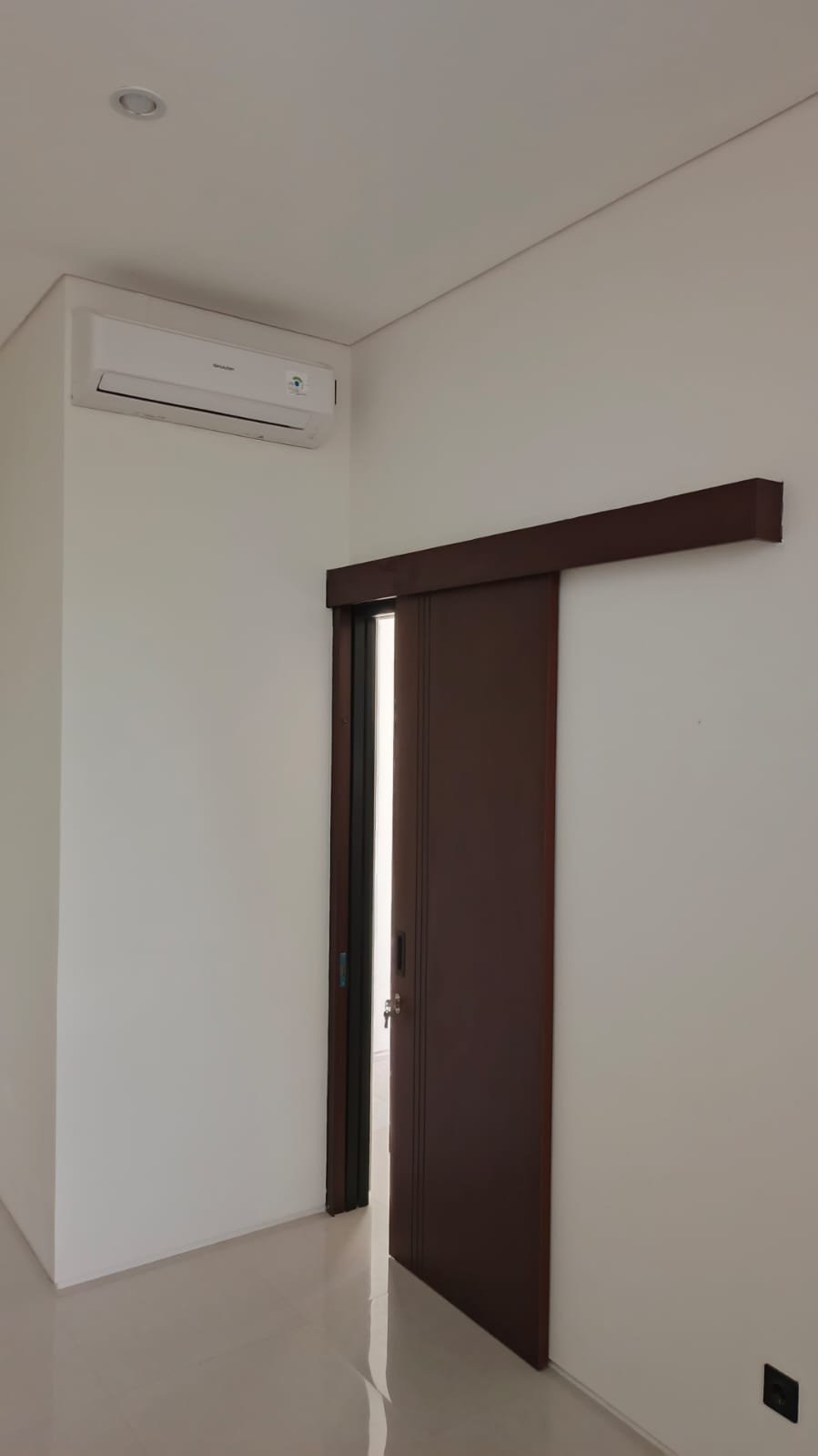 Rumah modern minimalis strategis di Cirendeu Tang Sel - 8