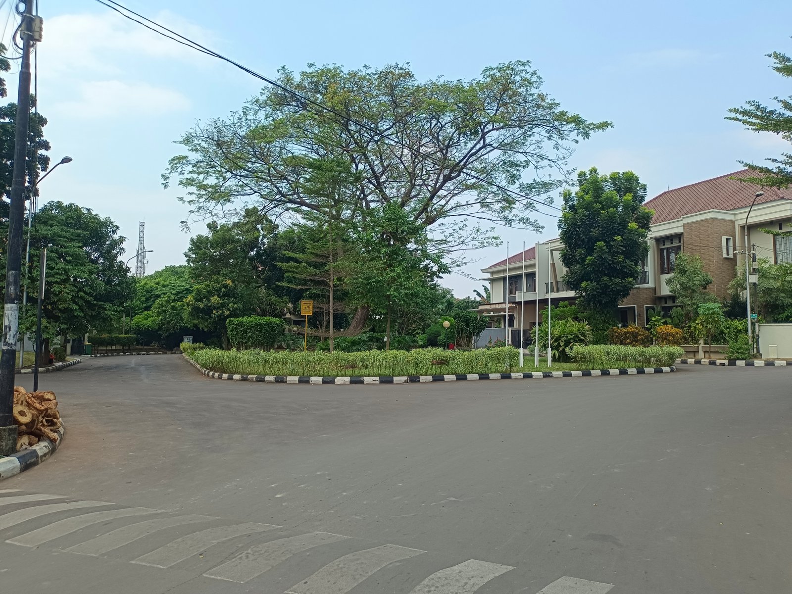 Jual Rugi Bintaro Sektor 7 Perumahan Cikini 3, ada halaman depan dan belakang, kolam ikan, Garasi 2 mobil, Gudang, keamanan 24 jam, kartu khusus penghuni serta jalanan luas 4 mobil - 28