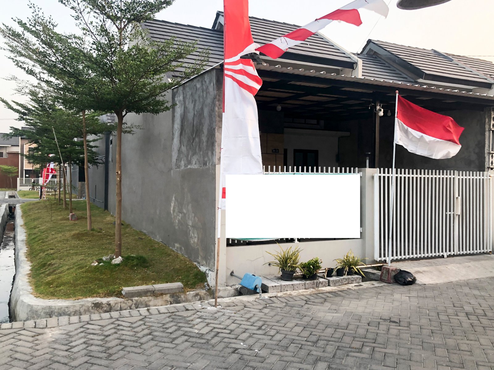 Disewakan Rumah Semi-Furnished Alana Regency Tambak Oso - 5